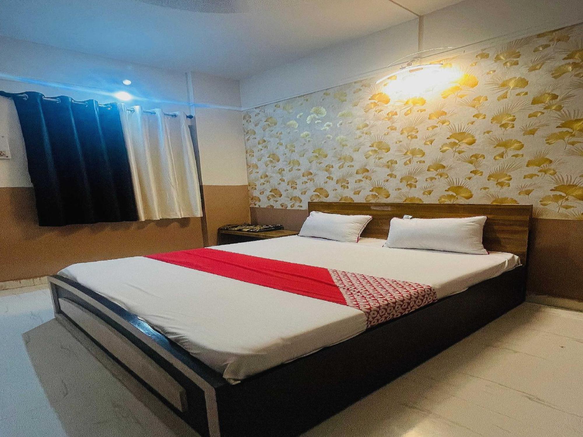 Hotel Royal Lodging Phursungi Exterior photo